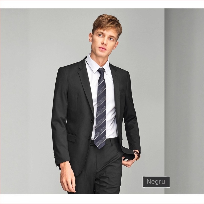 Costum bărbătească, stil de afaceri, croială Slim, guler îngust (<7 cm), închiderea cu nasturi pe un rând, material principal 67.2% poliester, 30.5% vâscoză, 2.3% elastan, tratament anti-călcare