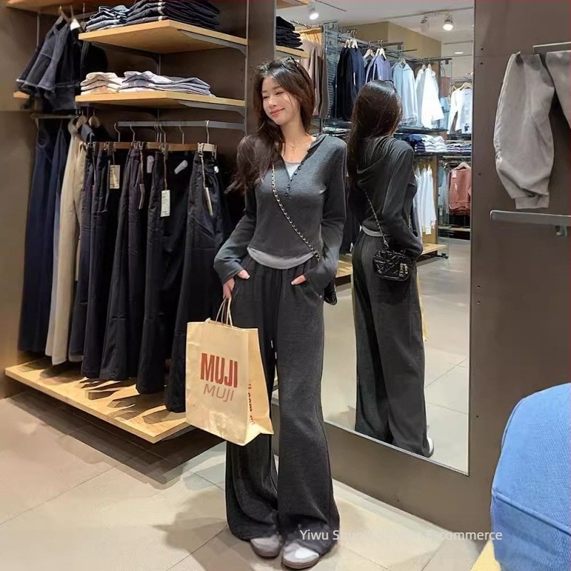 Set din două piese casual sport, top cu mânecă lungă și pantaloni cu talie înaltă și croială largă; material poliester-spandex; primăvara 2024