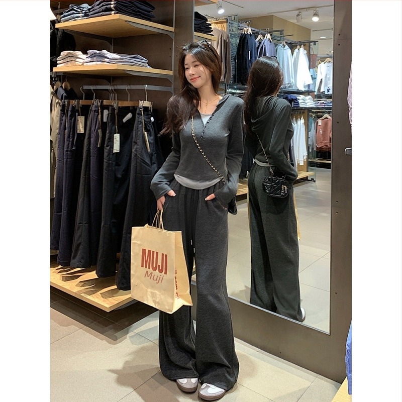 Set din două piese casual sport, top cu mânecă lungă și pantaloni cu talie înaltă și croială largă; material poliester-spandex; primăvara 2024