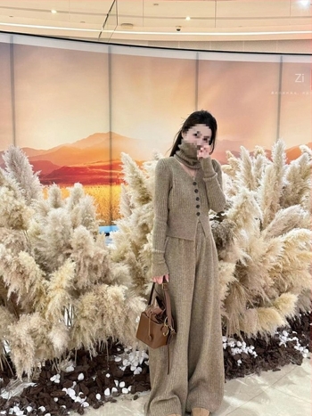 Set tricotat din două piese: cardigan decolat în V și pantaloni largi; lână de miel; mâneci lungi; stil Lolita; primăvara 2025