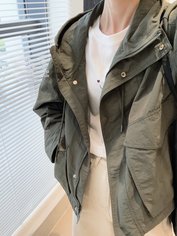 Geacă de nylon cu glugă, croială lejeră, buzunare mari cu clapă, fermoar, toamna 2025