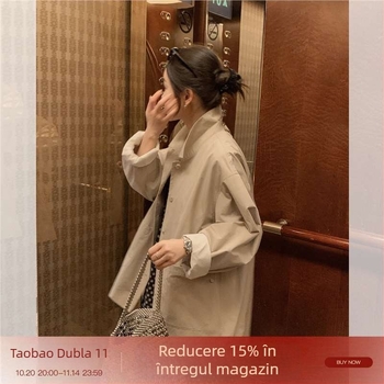 Jachetă scurtă pentru femei din amestec de bumbac, croială A-line, lungime medie-lungă 65–80 cm, guler polo, fără mâneci.