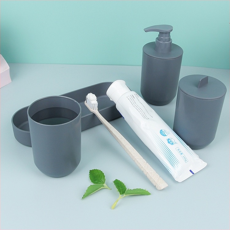 Set de baie 3 piese, în stil nordic, cu pahar pentru periuța de dinți și pahar de clătire; construcție din plastic; design minimalist.