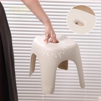 Scaun mic din plastic, construcție groasă – pentru uz casnic, potrivit ca taburet pentru living și scaun de duș în baie.