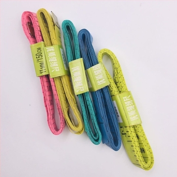 Ruletă croitorească din plastic, model mic, interval de măsurare 0–1,5 m, brand Three Gang, etichetă privată licențiată