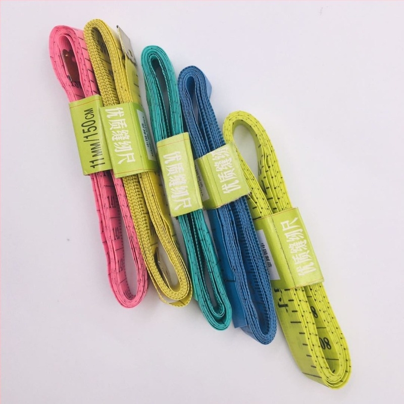 Ruletă croitorească din plastic, model mic, interval de măsurare 0–1,5 m, brand Three Gang, etichetă privată licențiată