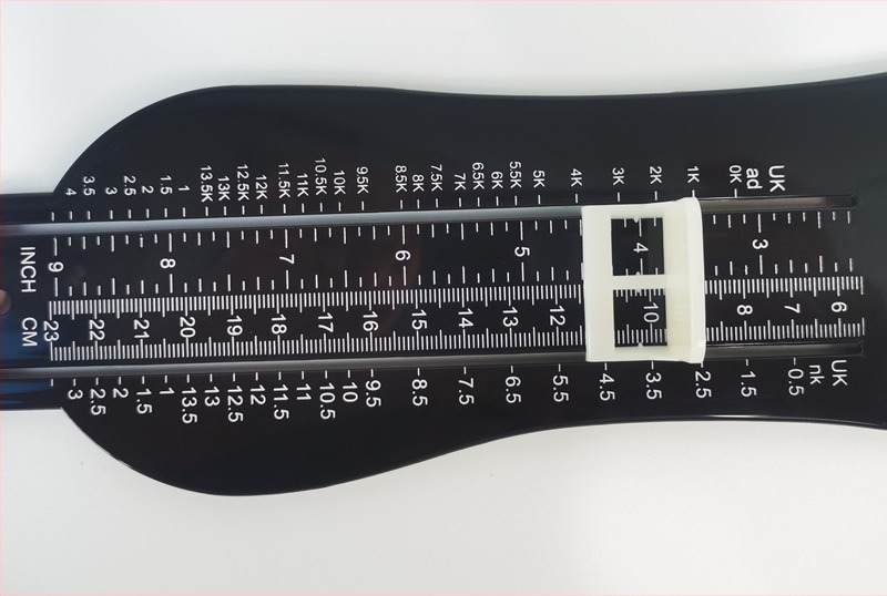 Dispozitiv extins pentru măsurarea picioarelor copiilor, din ABS plastic, pentru vârste între 1 și 12 ani, ambalare individuală, fără marcă.