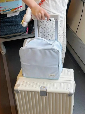 Geantă de machiaj cu design de agățare și compartimente verticale (material PU; rezistentă la apă; capacitate mare; capac rabatabil)