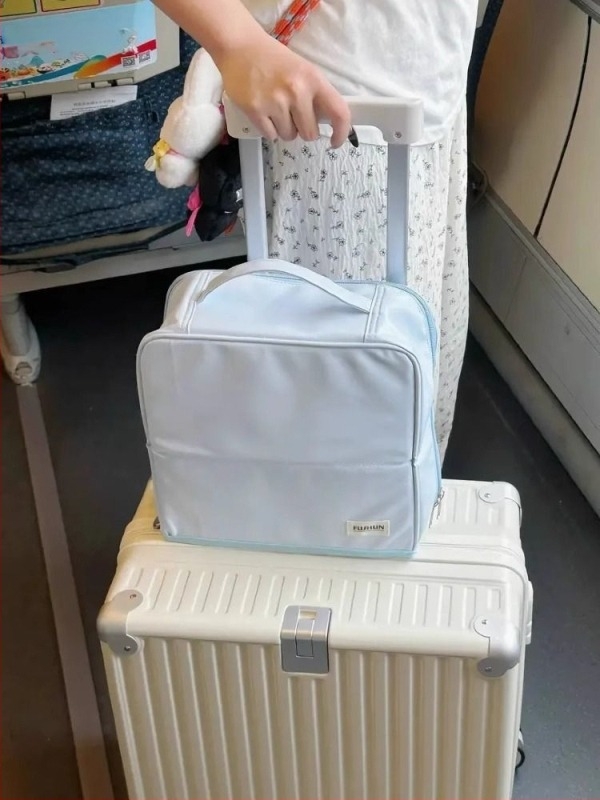 Geantă de machiaj cu design de agățare și compartimente verticale (material PU; rezistentă la apă; capacitate mare; capac rabatabil)