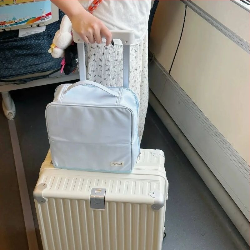 Geantă de machiaj cu design de agățare și compartimente verticale (material PU; rezistentă la apă; capacitate mare; capac rabatabil)