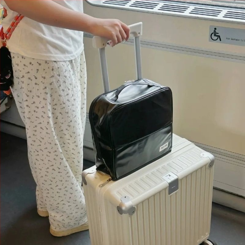 Geantă de machiaj cu design de agățare și compartimente verticale (material PU; rezistentă la apă; capacitate mare; capac rabatabil)