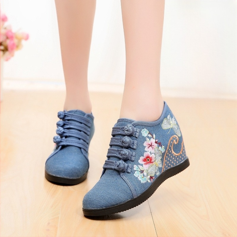 Pantofi din pânză țesută manual, model floral, închidere cu cataramă, toc înclinat 6–8 cm