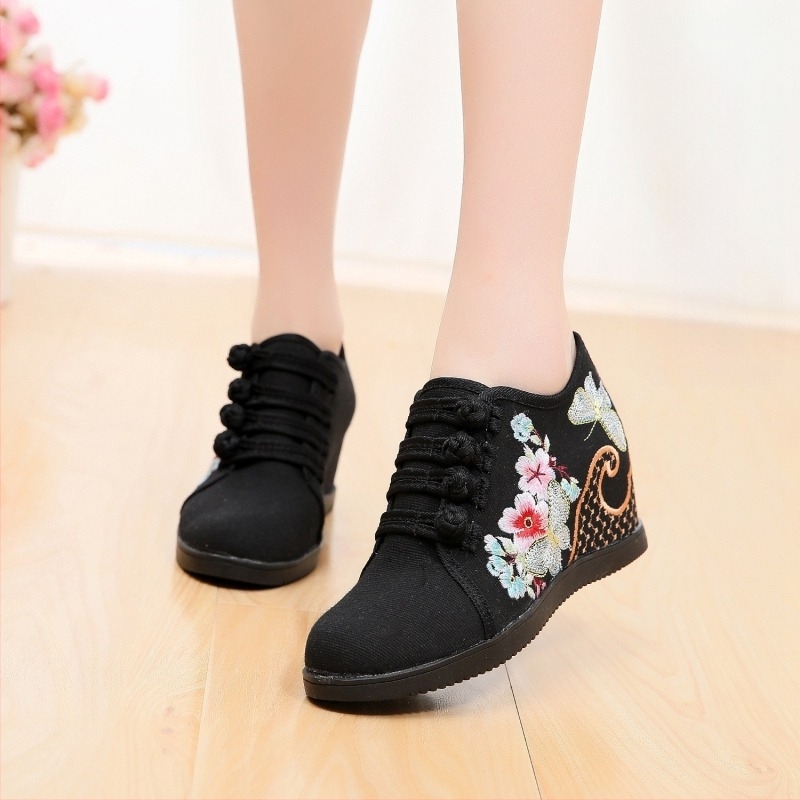 Pantofi din pânză țesută manual, model floral, închidere cu cataramă, toc înclinat 6–8 cm