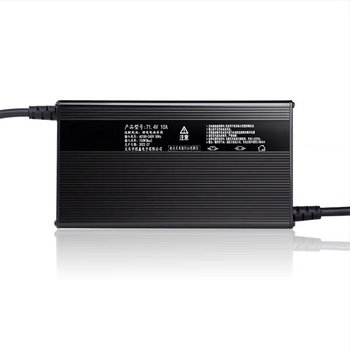 Încărcător pentru baterii LiFePO4 60-72V, 15A — seria 48-72V, CE certificat, intrare 100-240V ~1.7A 50-60Hz