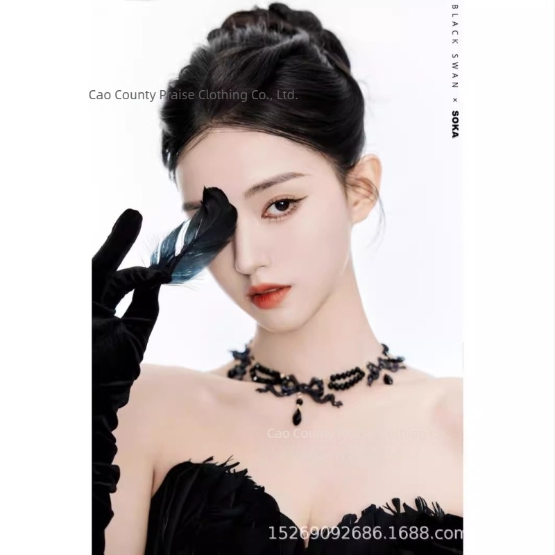 Costum de studio pentru fotografie, costum de scenă — top din material cu pene de lebădă în stil elf și fustă scurtă, poliester 70–80% conținut, iarna 2023, pentru vârsta 18–24 ani