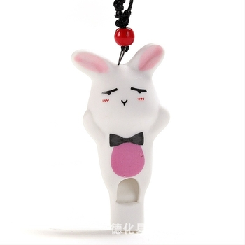 Pandantiv ceramic cu fluier în formă de iepuraș, porțelan alb, Chengtai Ceramics, categorie Cartoon, ambalaj PP (material: porțelan alb; marcă: Chengtai Ceramics; categorie: Cartoon)