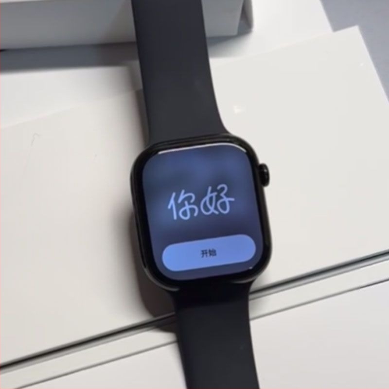 Smartwatch cu monitorizare ritm cardiac, apeluri Bluetooth și notificări inteligente — curea din silicon, nu este rezistent la apă.