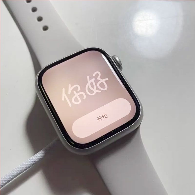 Smartwatch cu monitorizare ritm cardiac, apeluri Bluetooth și notificări inteligente — curea din silicon, nu este rezistent la apă.