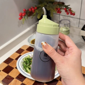 Sticluță de ulei cu capac anti-praf, design presat, deschidere și închidere automate, PP material, stil modern minimalist, pentru sosuri și condimente, brand Independent
