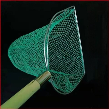 Plasă de pescuit cu mâner din lemn, dublă față, solidă, cu ochiuri fine; Material: oțel armat, diametru deschidere 28–40 cm, adâncime 22–60 cm, încărcare 5–30; pentru acvacultură și fructe de mare (pește și creveți)