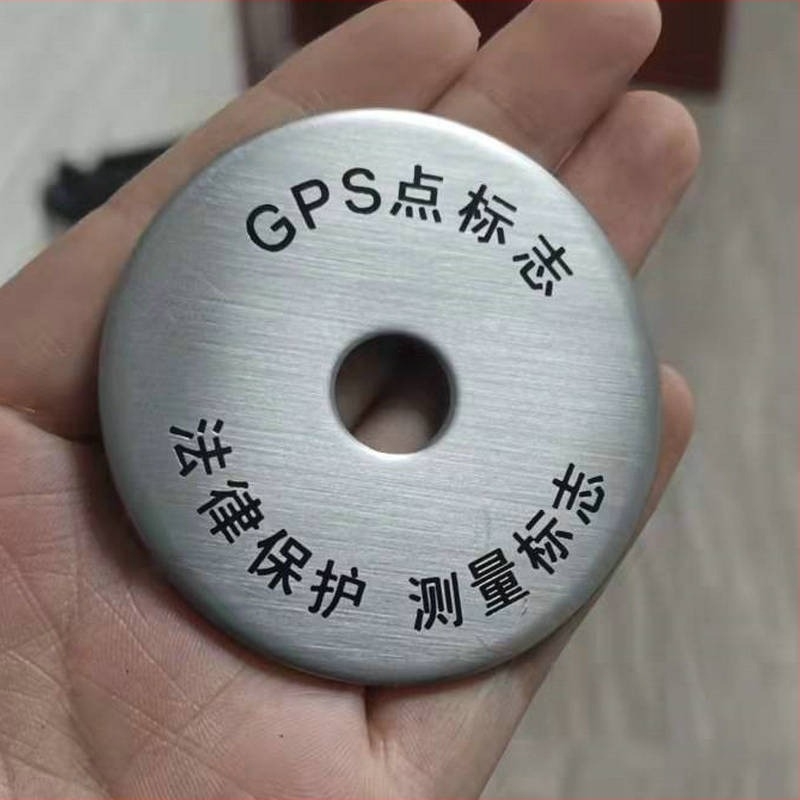 Semne metalice personalizate — oțel inoxidabil și aluminiu, imprimare serigrafică sau gravură, semne versatile pentru siguranță, vehicule și mobilier