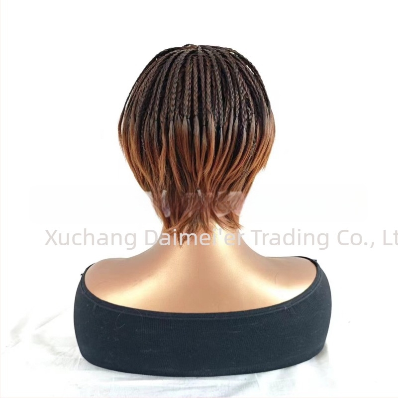 Perucă cu bucle răsucite, stil cu trei șiruri, fibră rezistentă la temperatură, model dme2769, nu se poate vopsi, ușor de purtat.