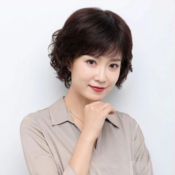 Perucă – păr scurt buclat, aspect natural, franjuri înclinate, acoperire completă, fibre rezistente la temperaturi înalte