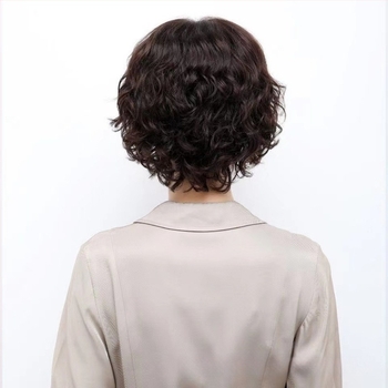 Perucă – păr scurt buclat, aspect natural, franjuri înclinate, acoperire completă, fibre rezistente la temperaturi înalte