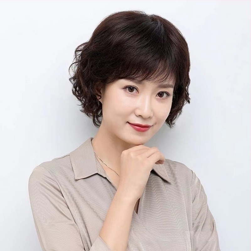 Perucă – păr scurt buclat, aspect natural, franjuri înclinate, acoperire completă, fibre rezistente la temperaturi înalte