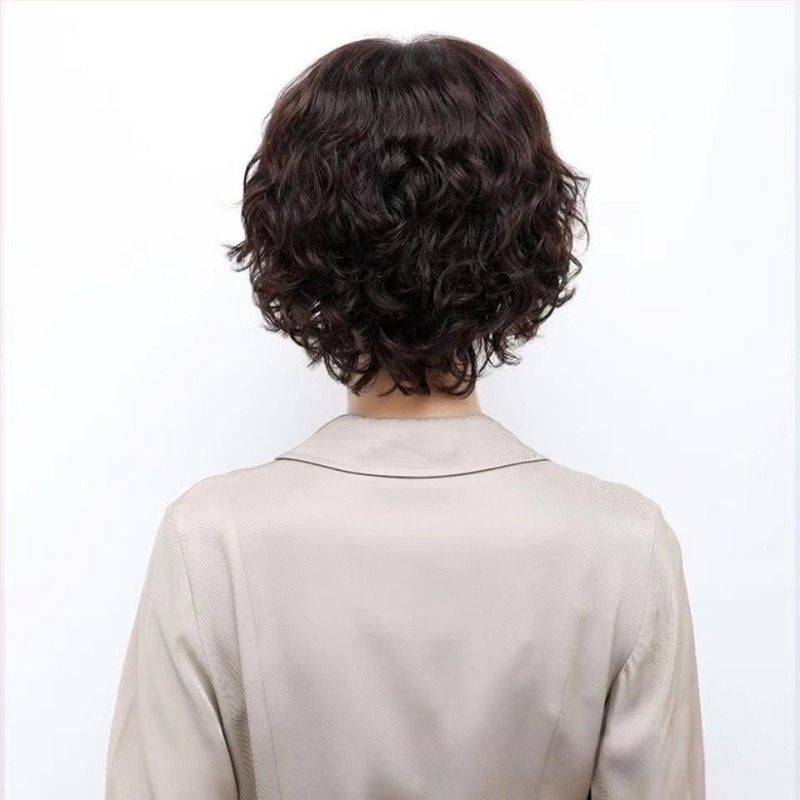 Perucă – păr scurt buclat, aspect natural, franjuri înclinate, acoperire completă, fibre rezistente la temperaturi înalte