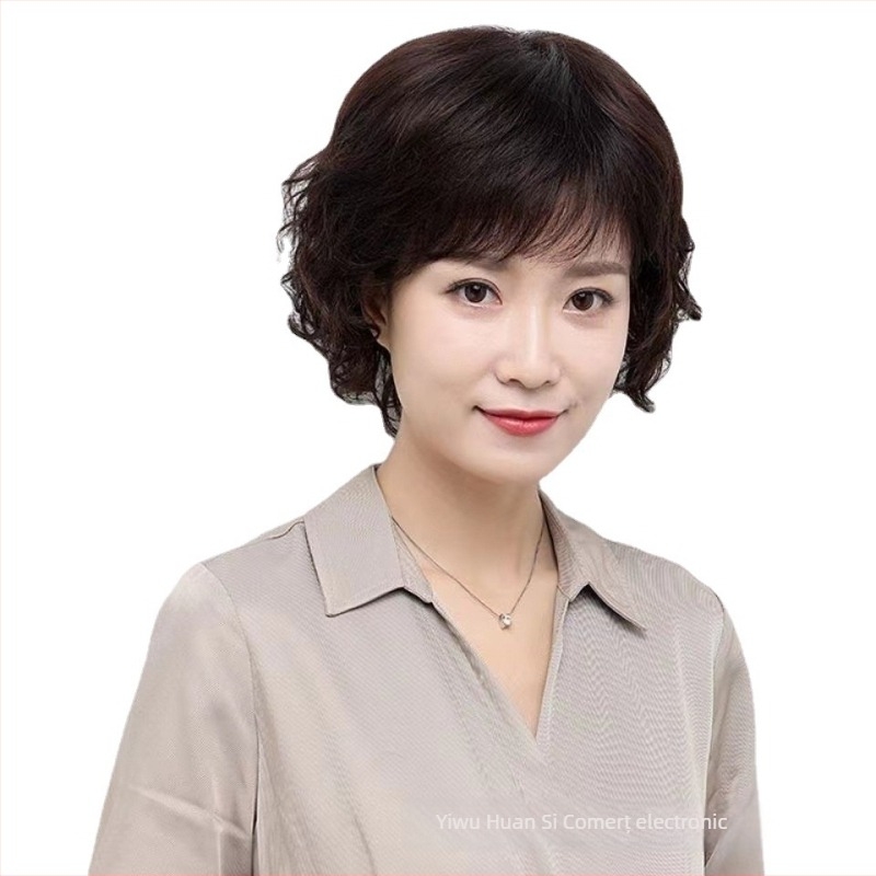 Perucă – păr scurt buclat, aspect natural, franjuri înclinate, acoperire completă, fibre rezistente la temperaturi înalte