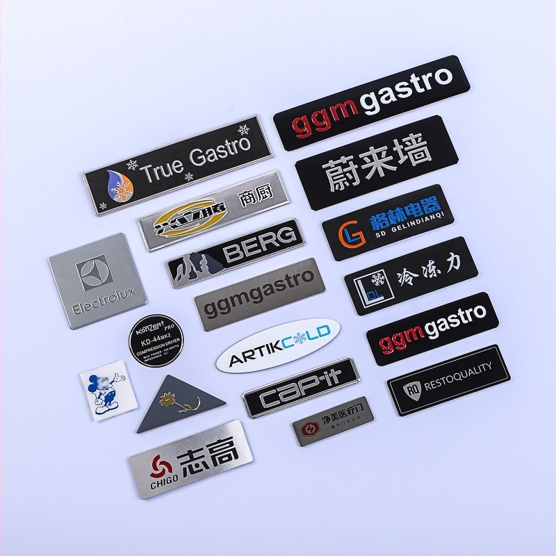 Etichete metalice personalizate – materiale: cupru, fier, aluminiu, aliaj nichel, oțel inoxidabil; imprimare: serigrafie; personalizare: da; aplicații: etichete metalice variate