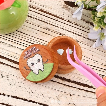 Cutie de amintiri din lemn pentru dinții de lapte și părul bebelușului, design rotund, lemn masiv, brand Golden Palm