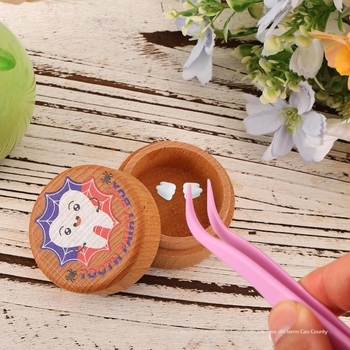 Cutie de amintiri din lemn pentru dinții de lapte și părul bebelușului, design rotund, lemn masiv, brand Golden Palm