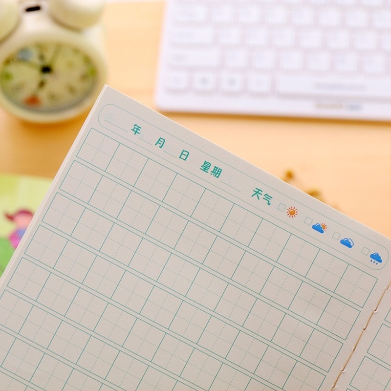 Jurnal pentru elevii din învățământul primar, copertă moale, legare prin cusături, 32 de pagini, hârtie interioară 80 g, material interior: hârtie dublu adezivă, stil creativ