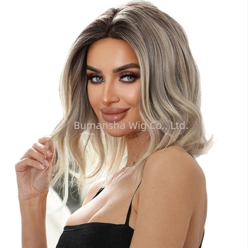 Perucă – păr scurt buclat, parte centrală, material din mătase rezistentă la căldură, confecție mecanizată, poate fi vopsită sau supusă permului