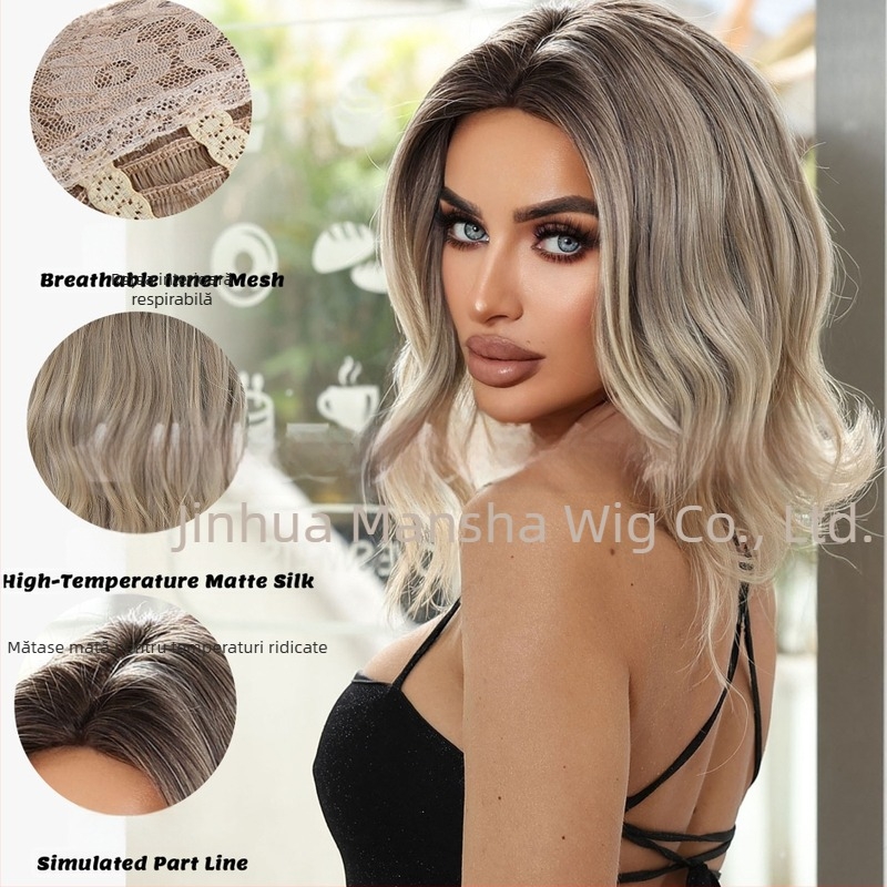 Perucă – păr scurt buclat, parte centrală, material din mătase rezistentă la căldură, confecție mecanizată, poate fi vopsită sau supusă permului