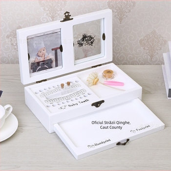 Cutie din lemn pentru amintiri ale bebelușului: amprentele mâinilor și picioarelor, dinți și păr, zodiac