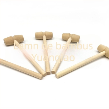 Ciocan de lemn pentru joacă – material: beech / lotus wood; stil: minimalist modern; ambalare: carton