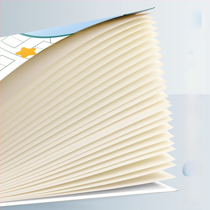 Caiet de matematică pentru grădiniță și școala primară, legare cusută, copertă din hârtie, conținut din pulpă brută de lemn, până la 50 de pagini