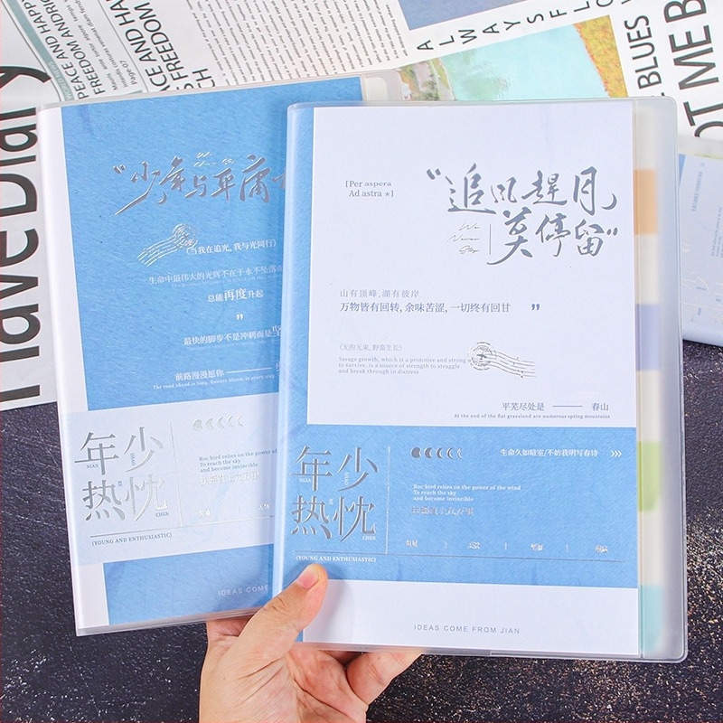 Caiet cu etichete și pagini de clasificare, copertă din hârtie, legare cu adeziv și ață, hârtie interioară dublu acoperită, 100–200 de pagini, stil business office minimalist