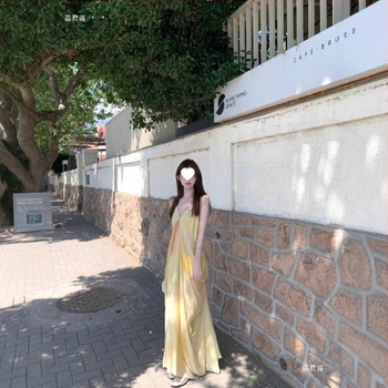 Rochie lungă cu decolteu în V, fără mâneci, drapaj cu croială asimetrică a fustei, imprimeu cu puncte, poliester