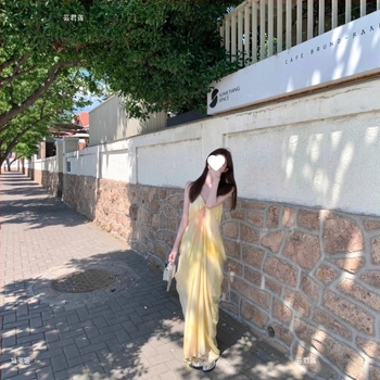 Rochie lungă cu decolteu în V, fără mâneci, drapaj cu croială asimetrică a fustei, imprimeu cu puncte, poliester