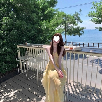 Rochie lungă cu decolteu în V, fără mâneci, drapaj cu croială asimetrică a fustei, imprimeu cu puncte, poliester