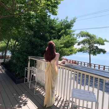 Rochie lungă cu decolteu în V, fără mâneci, drapaj cu croială asimetrică a fustei, imprimeu cu puncte, poliester