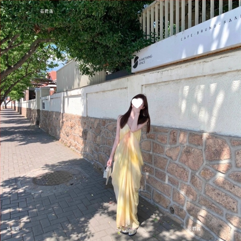 Rochie lungă cu decolteu în V, fără mâneci, drapaj cu croială asimetrică a fustei, imprimeu cu puncte, poliester