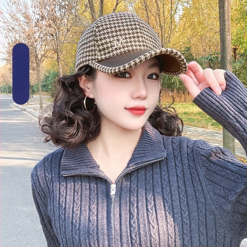 Șapcă cu perucă încorporată pentru femei, pălărie de iarnă cu perucă și păr buclat, model AT1316, stil simplu, păr din sârmă rezistentă la temperaturi înalte