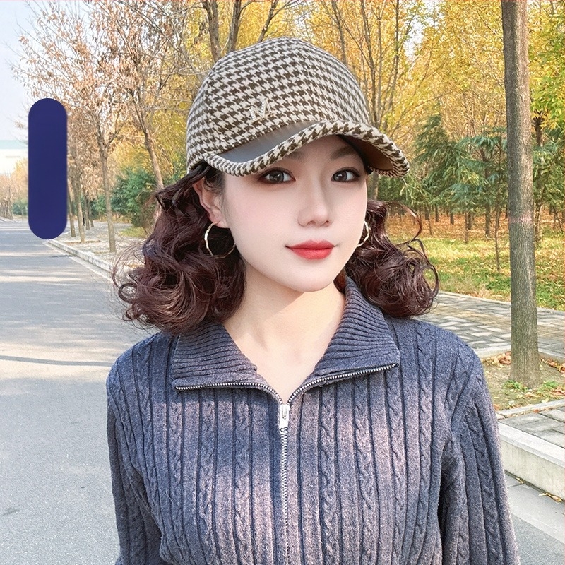 Șapcă cu perucă încorporată pentru femei, pălărie de iarnă cu perucă și păr buclat, model AT1316, stil simplu, păr din sârmă rezistentă la temperaturi înalte