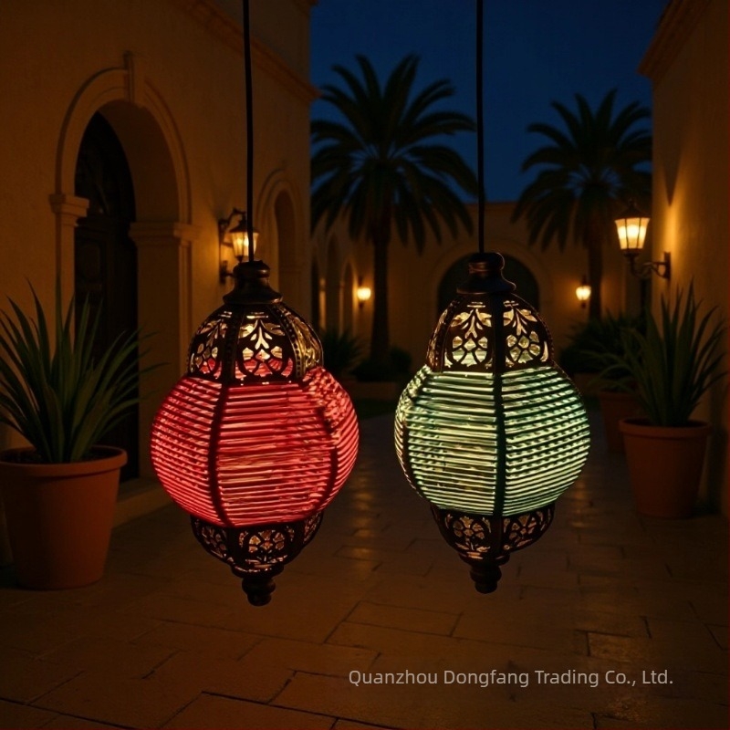 Lampa atârnată solară de exterior cu proiecție, în design din fier și împletitură de ratan – IP44, 0,05 W, 1,2 V, 13×13×65 cm, 6–12 h iluminare