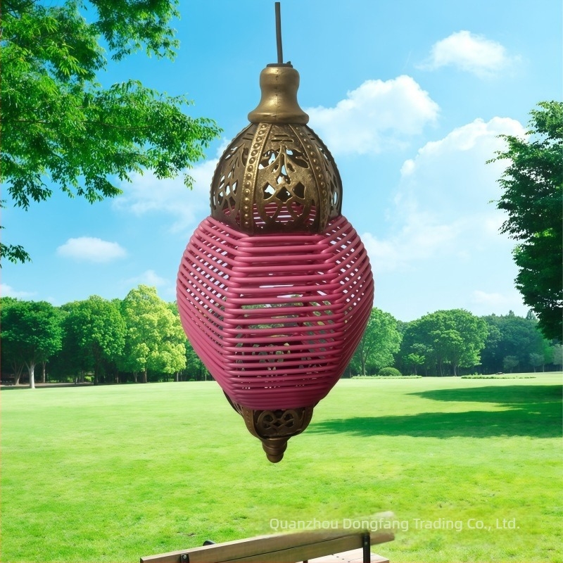 Lampa atârnată solară de exterior cu proiecție, în design din fier și împletitură de ratan – IP44, 0,05 W, 1,2 V, 13×13×65 cm, 6–12 h iluminare